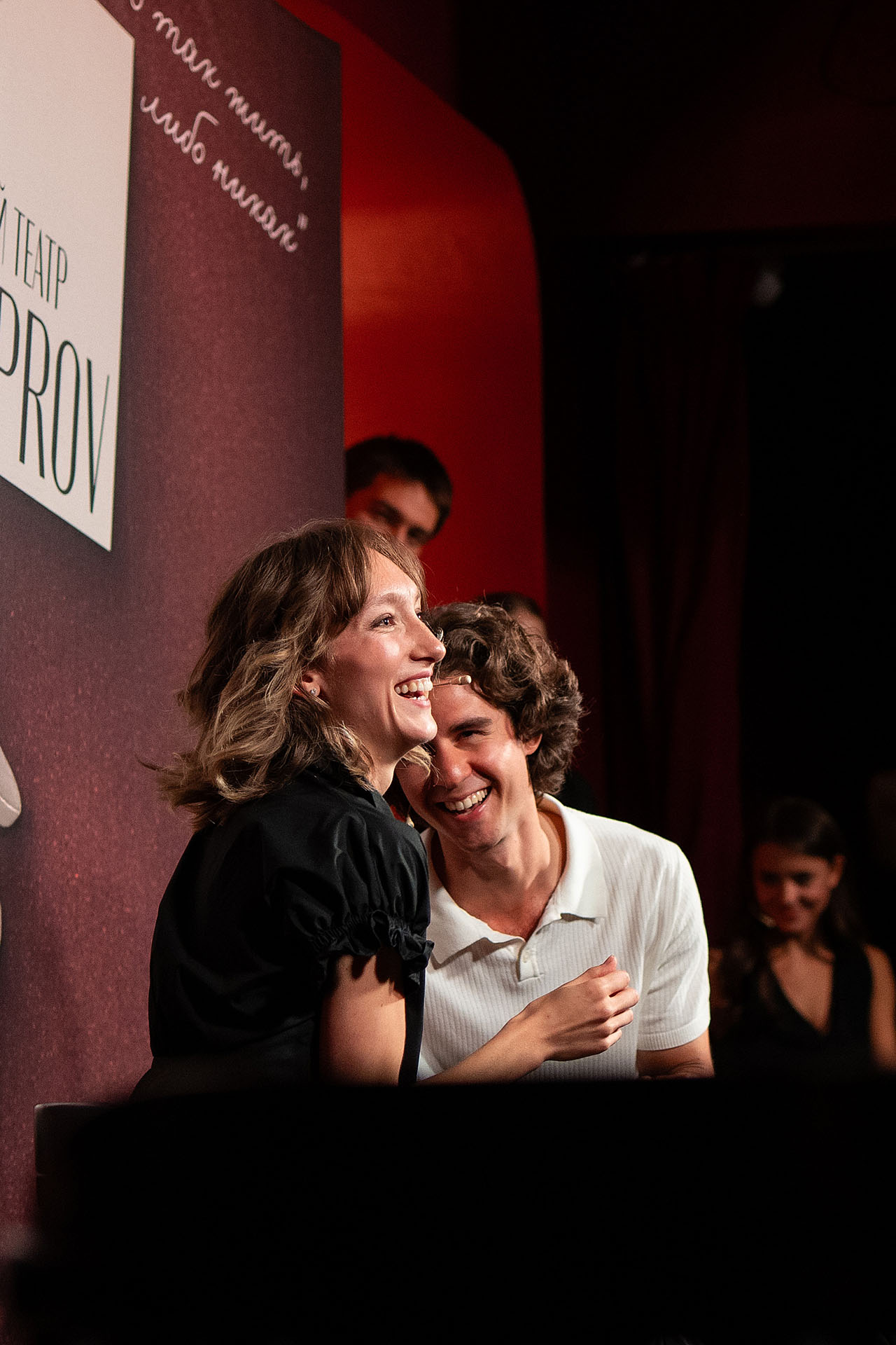 Актеры ловят слова зрителей из зала