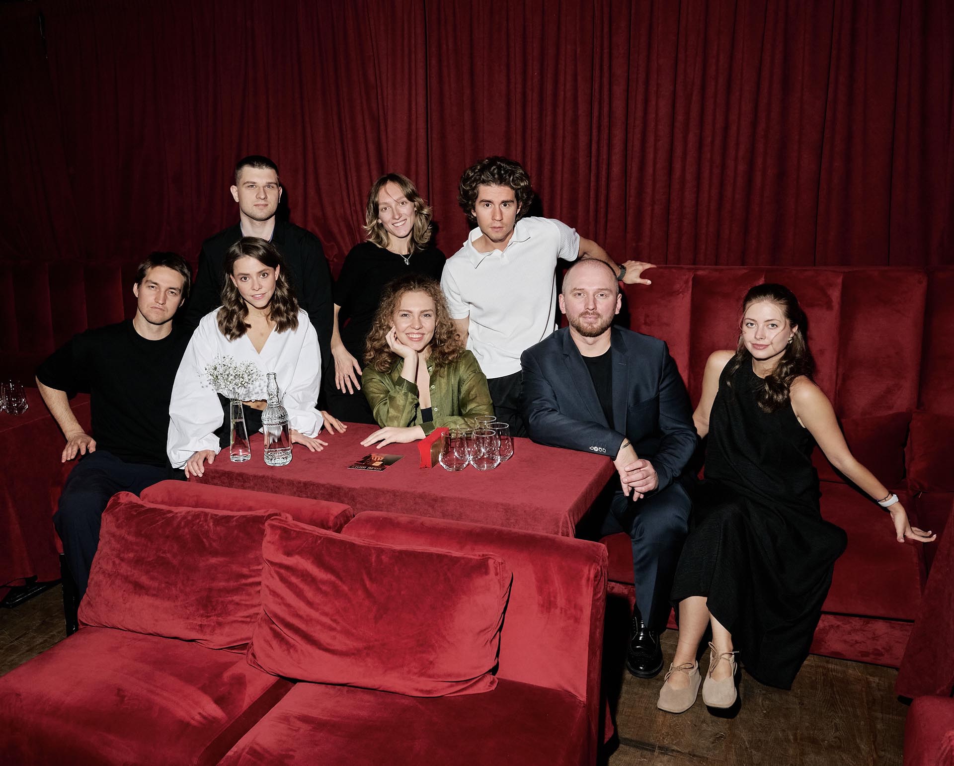 Актёры на сцене